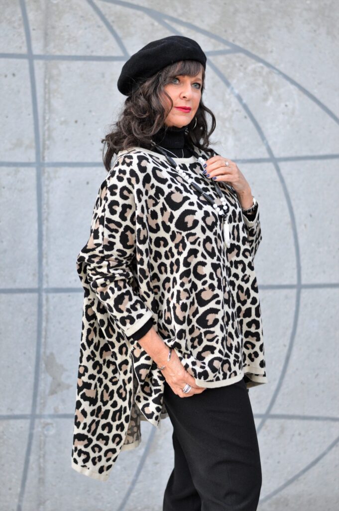 HERBSTLICHER CHIC: Animalprint-Poncho trifft Pariser Eleganz