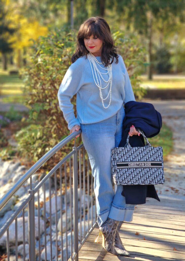 Lady 50plus zeigt Pullover-Looks im Herbst