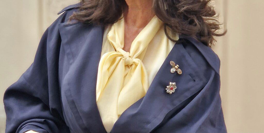 Moderne Broschen für den Hosenanzug