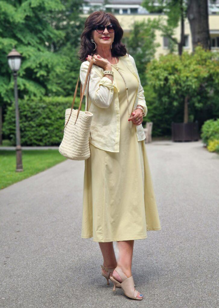 Gelbes Sommerkleid kombinieren - Frauen 50plus